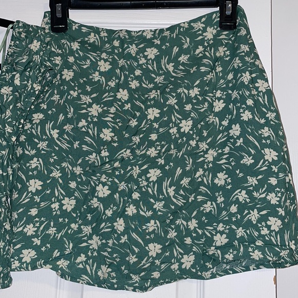 Crop top/high waisted skirt set - Picture 3 of 3